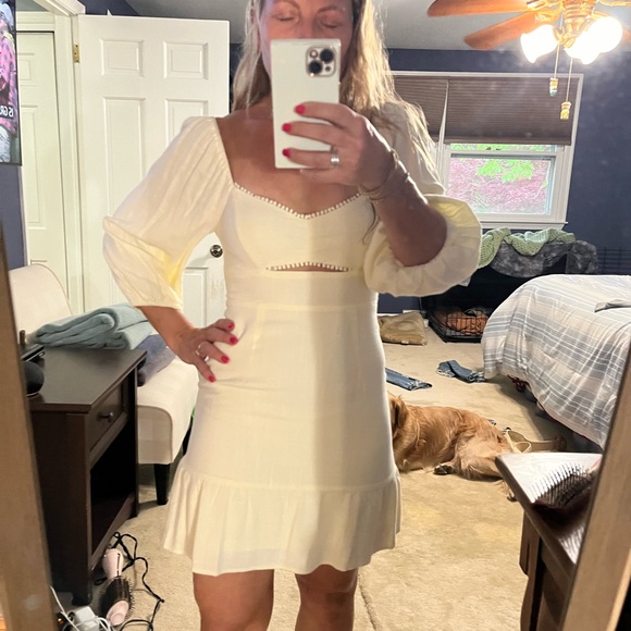New without tags  cream dress w ruffle bottom and cut out, stunning, 3/4 sleeves - Picture 6 of 6
